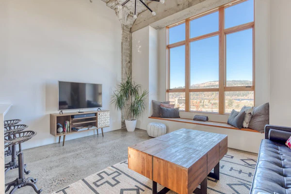 Hood River townhouse close to everything with river-view location & rooftop BBQ