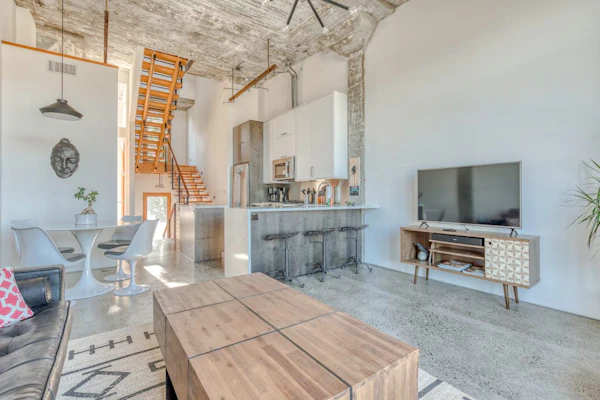 Hood River townhouse close to everything with river-view location & rooftop BBQ