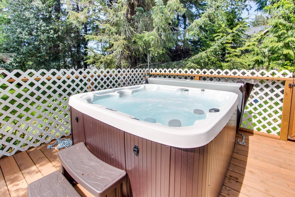 Cozy home w/ private hot tub, near Ridge Trail and golf