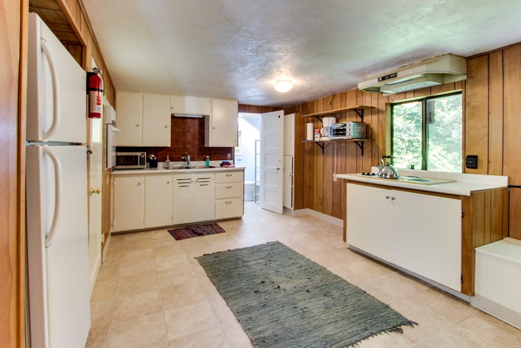 Cozy home w/ private hot tub, near Ridge Trail and golf