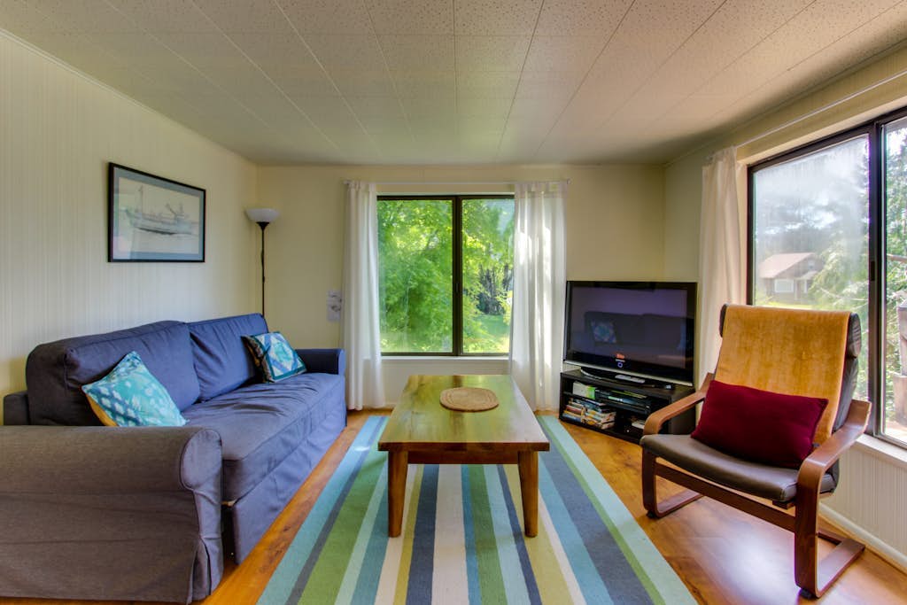 Cozy home with private hot tub, near Ridge Trail and golf