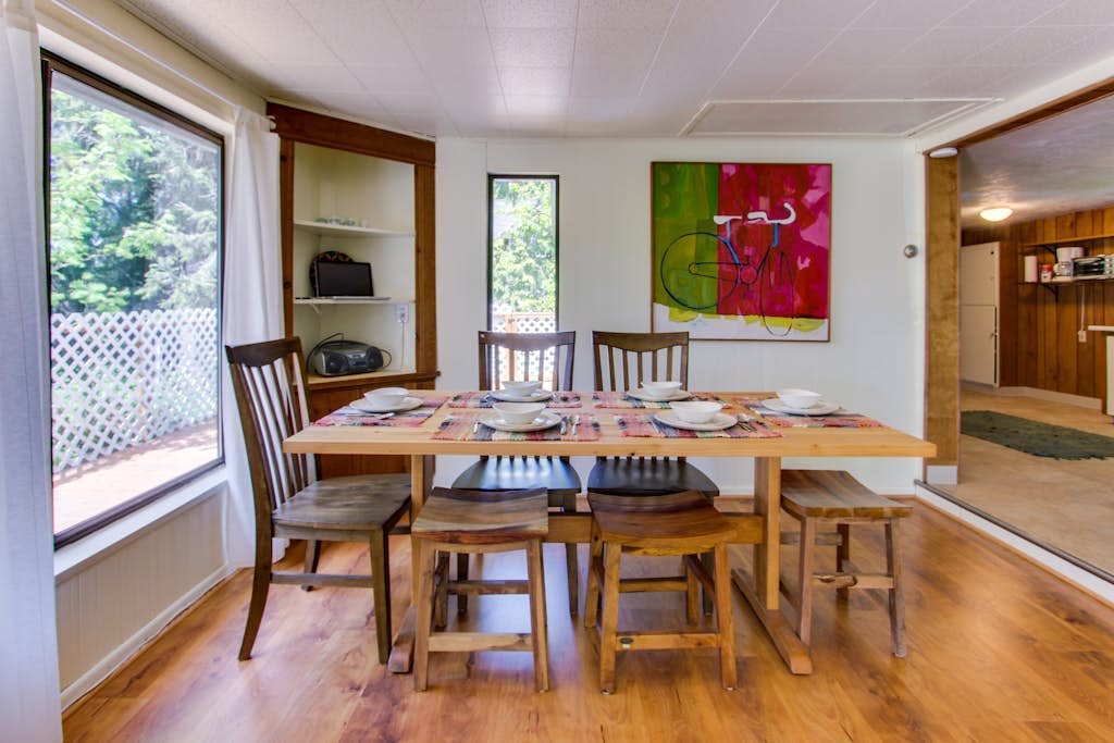 Cozy home with private hot tub, near Ridge Trail and golf