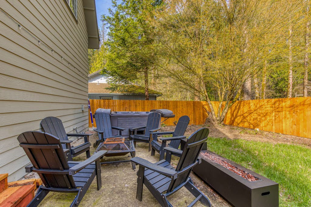 Cozy chalet with private hot tub & access to pool/tennis- walk to Sandy River