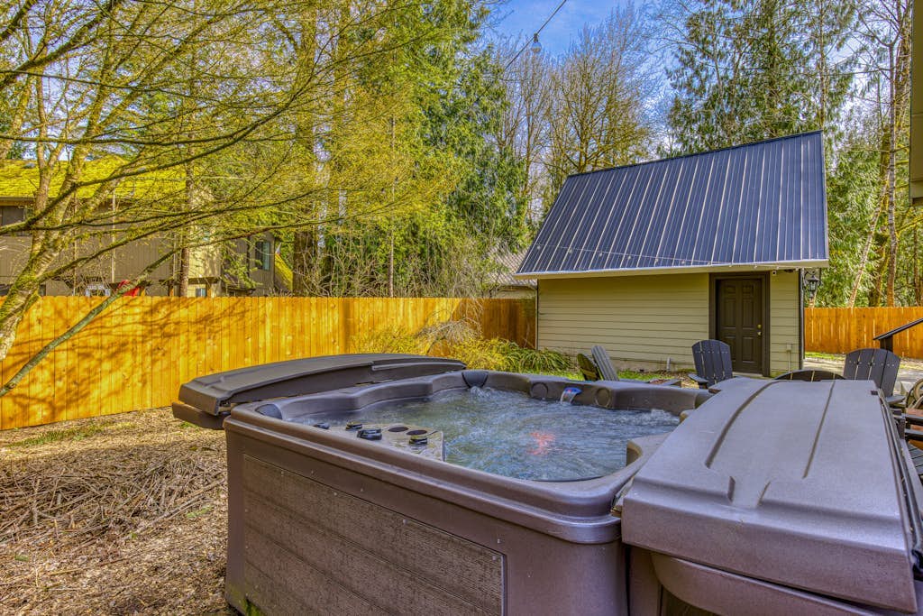 Cozy chalet with private hot tub & access to pool/tennis- walk to Sandy River