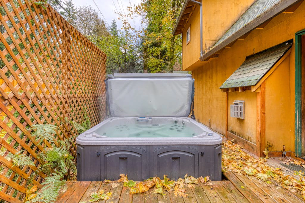 Dog-friendly cabin with deck, fenced yard, game room, & hot tub