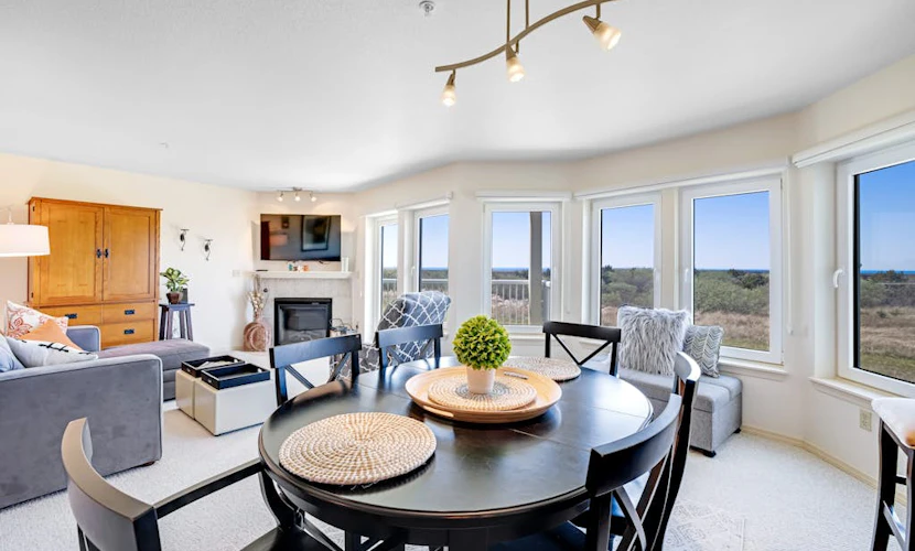 Sunny & stylish oceanfront condo with WiFi, washer/dryer & private balcony