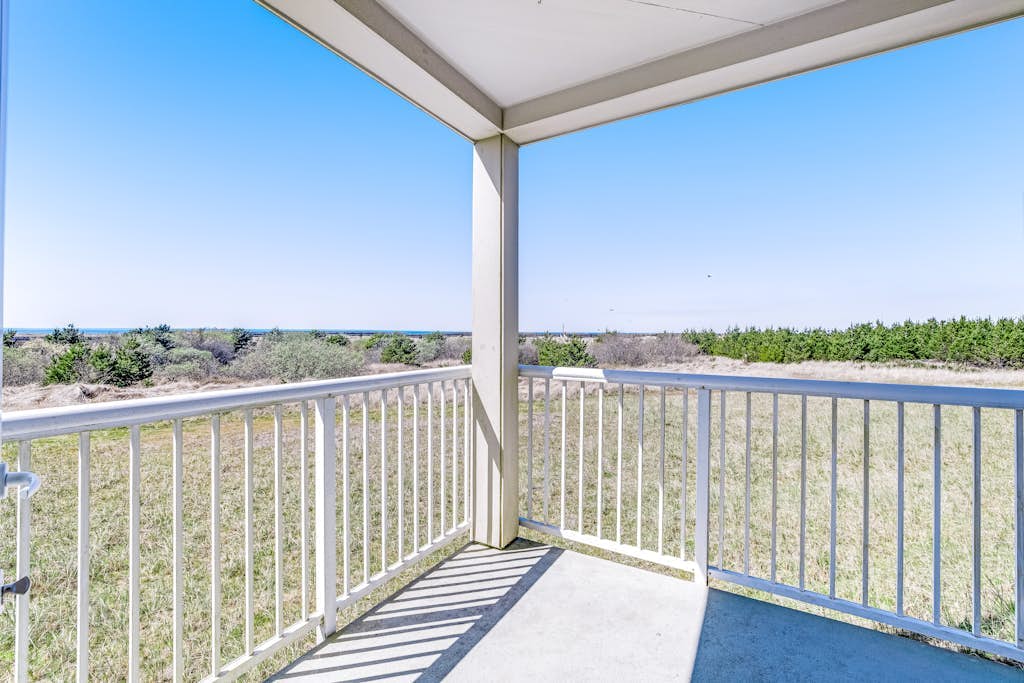 Sunny & stylish oceanfront condo with WiFi, washer/dryer & private balcony