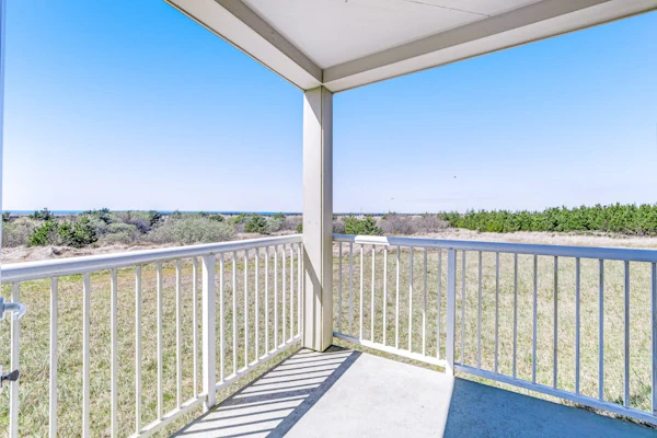 Sunny & stylish oceanfront condo with WiFi, washer/dryer & private balcony