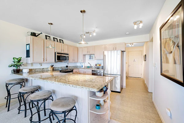 Sunny & stylish oceanfront condo with WiFi, washer/dryer & private balcony