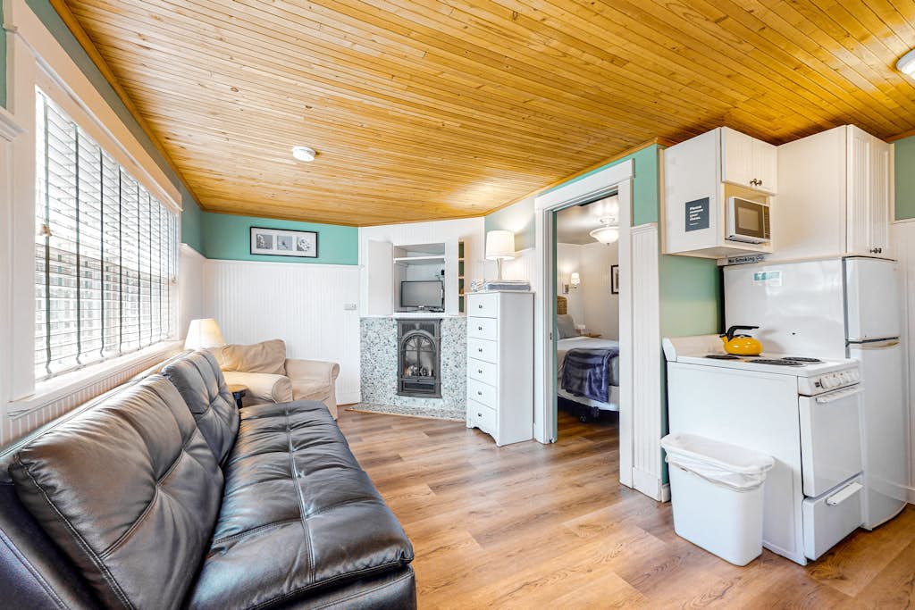 Airy Dog-Friendly Cottage with Free WiFi, Firepalce - Near Beach & Downtown