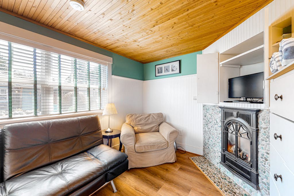 Airy Dog-Friendly Cottage with Free WiFi, Firepalce - Near Beach & Downtown