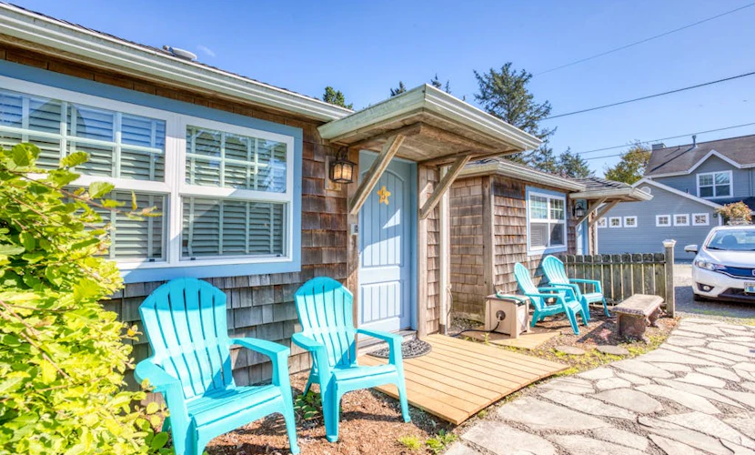 Peaceful Dog-Friendly Cottage with Fireplace, WiFi - Close to Beach & Town