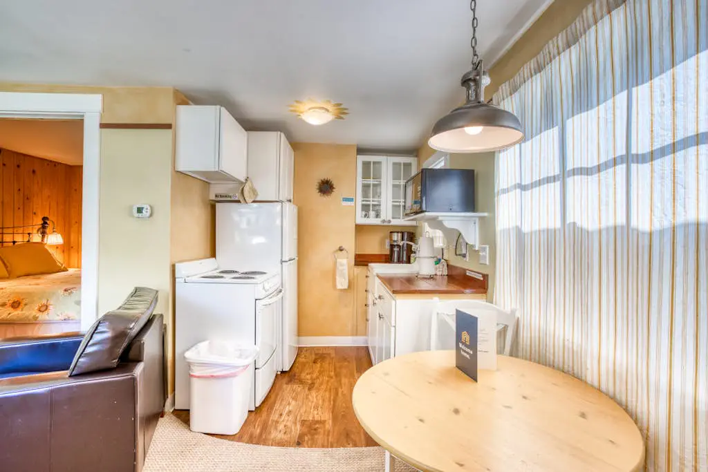 Peaceful Dog-Friendly Cottage with Fireplace, WiFi - Close to Beach & Town