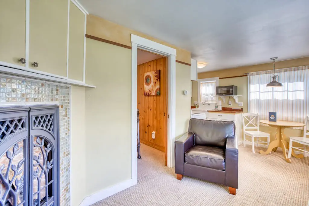 Peaceful Dog-Friendly Cottage with Fireplace, WiFi - Close to Beach & Town