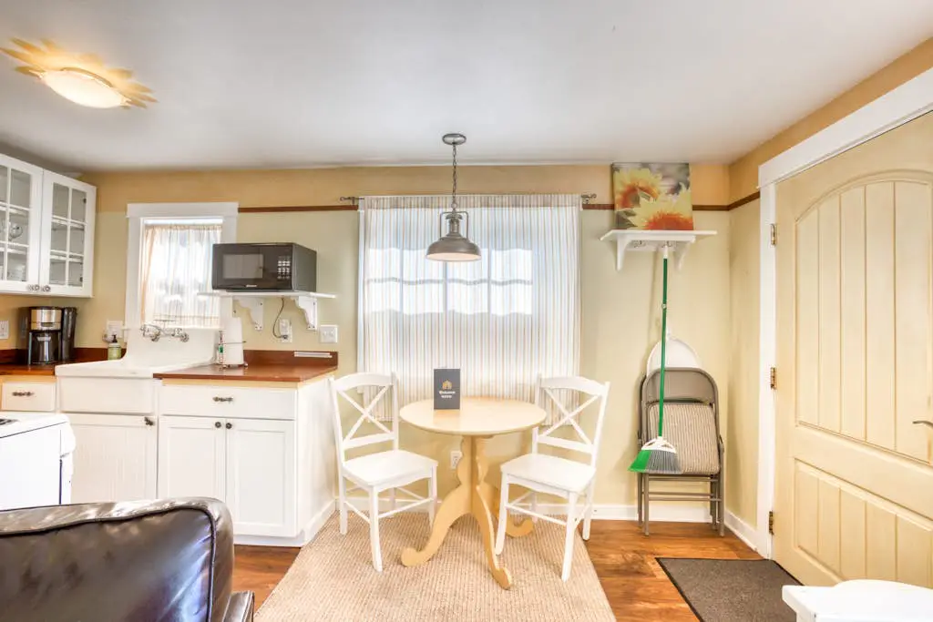 Peaceful Dog-Friendly Cottage with Fireplace, WiFi - Close to Beach & Town
