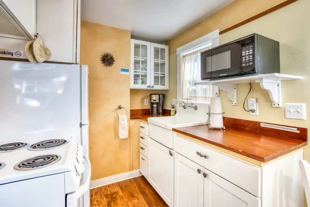 Peaceful Dog-Friendly Cottage with Fireplace, WiFi - Close to Beach & Town