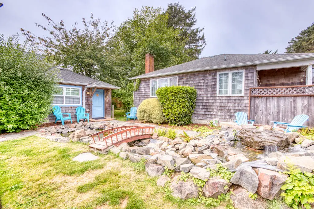 Peaceful Dog-Friendly Cottage with Fireplace, WiFi - Close to Beach & Town