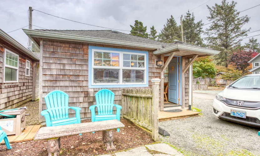 Serene Dog-Friendly Cottage - Blocks to Beach & Downtown