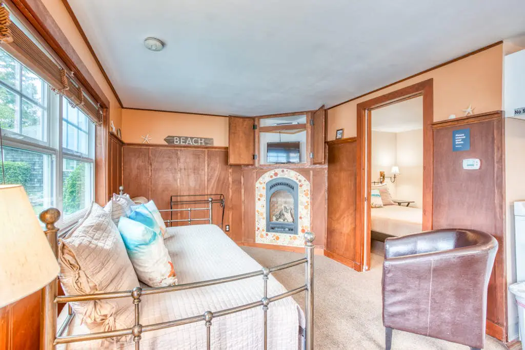 Serene Dog-Friendly Cottage - Blocks to Beach & Downtown