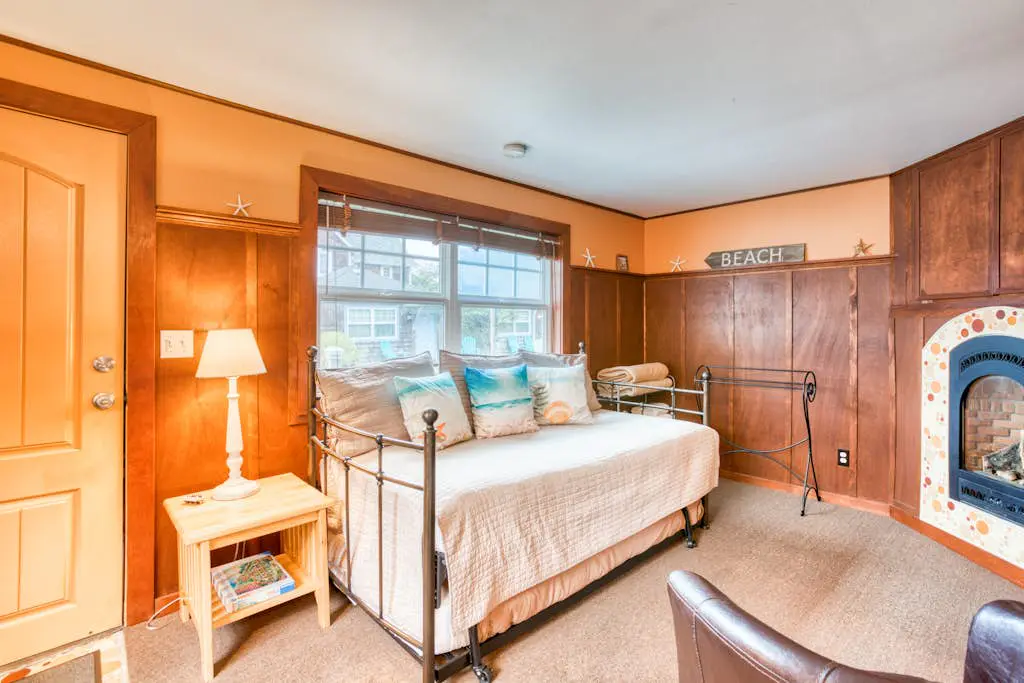 Serene Dog-Friendly Cottage - Blocks to Beach & Downtown