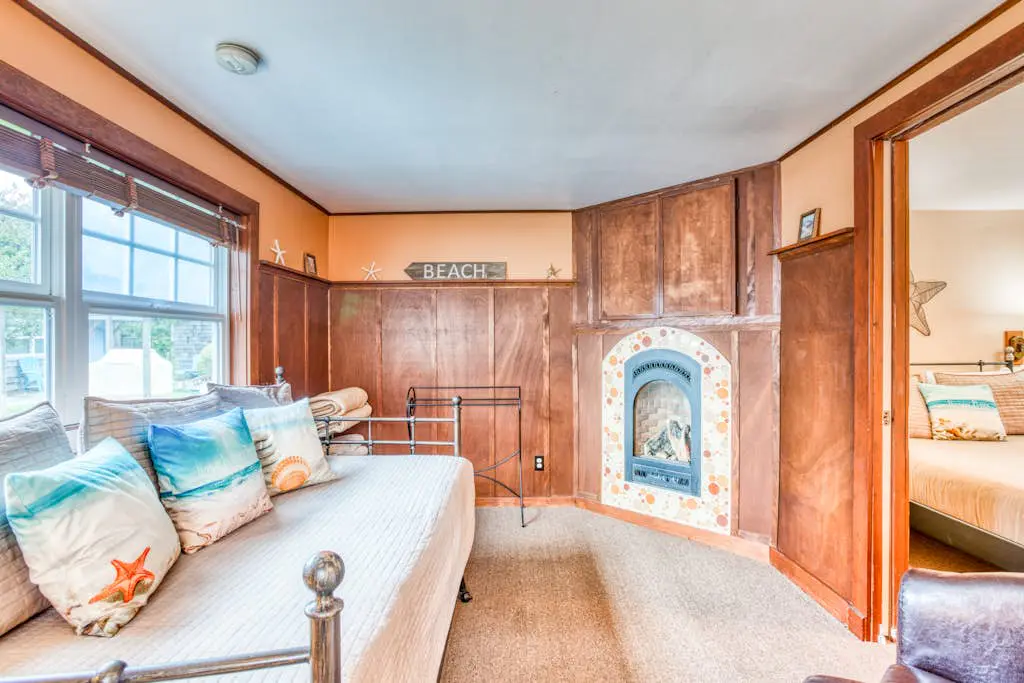 Serene Dog-Friendly Cottage - Blocks to Beach & Downtown