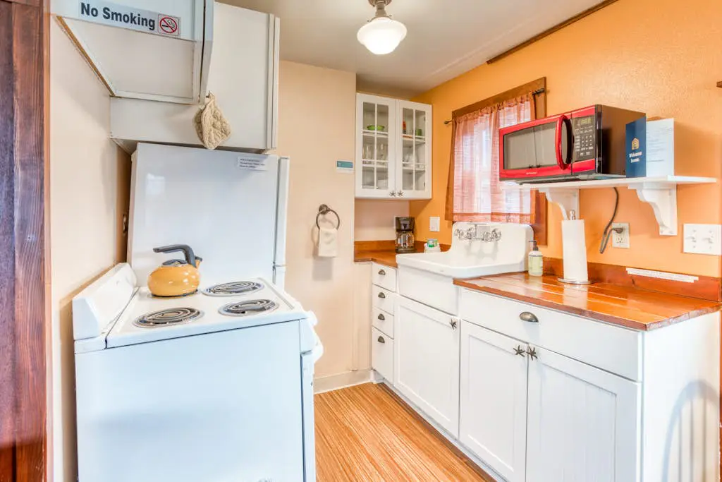 Serene Dog-Friendly Cottage - Blocks to Beach & Downtown