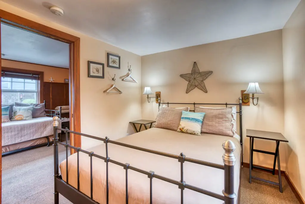 Serene Dog-Friendly Cottage - Blocks to Beach & Downtown
