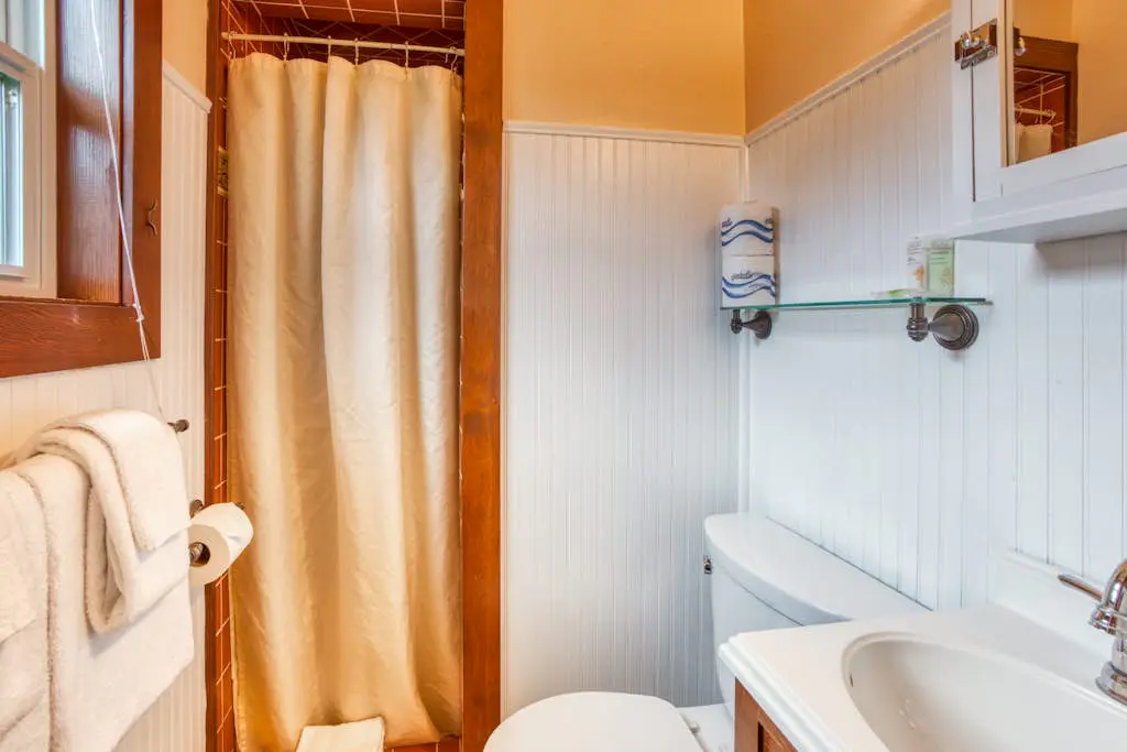 Serene Dog-Friendly Cottage - Blocks to Beach & Downtown