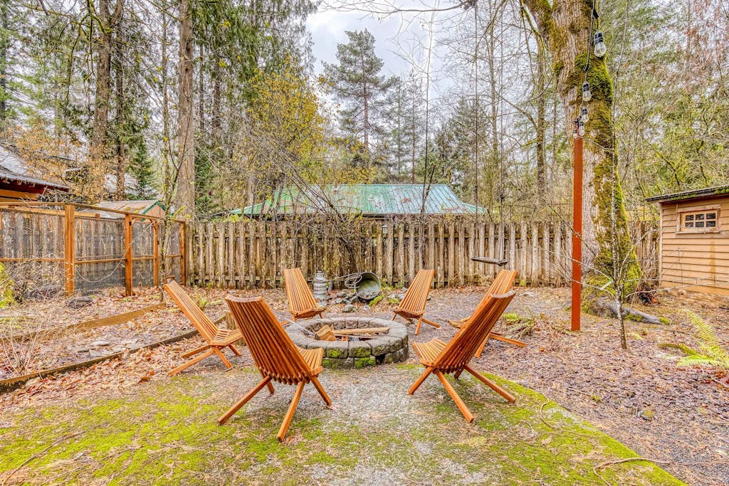 Woodland home near the Sandy River with firepit, fireplace & great location