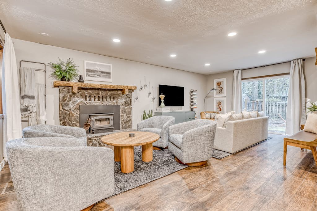 Woodland home near the Sandy River with firepit, fireplace & great location