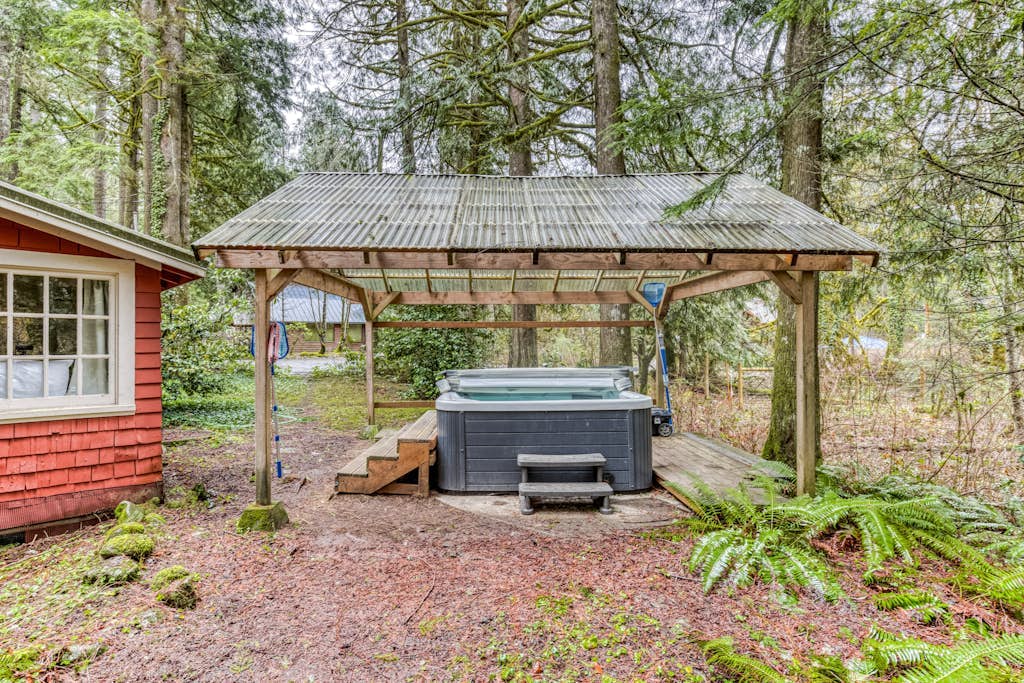Creek-side cabin with private hot tub & fireplace - near hiking trails & slopes