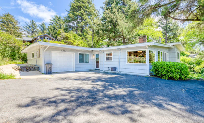 Dog-friendly home & ocean views - near the beach