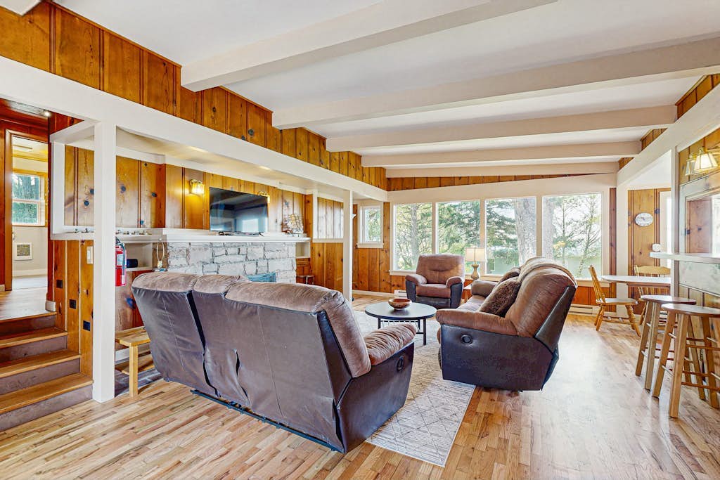 Dog-friendly home & ocean views - near the beach