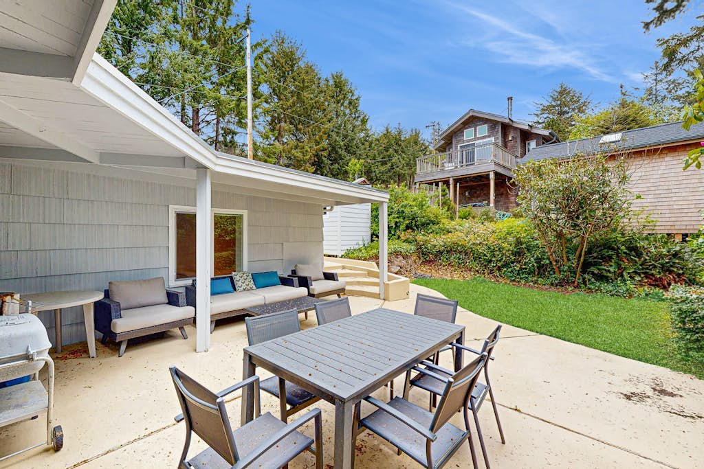 Dog-friendly home & ocean views - near the beach