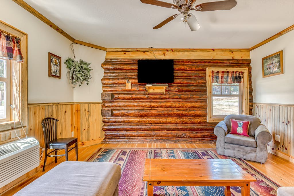 2-story dog-friendly cabin near White Salmon River with mtn views, courtyard, AC