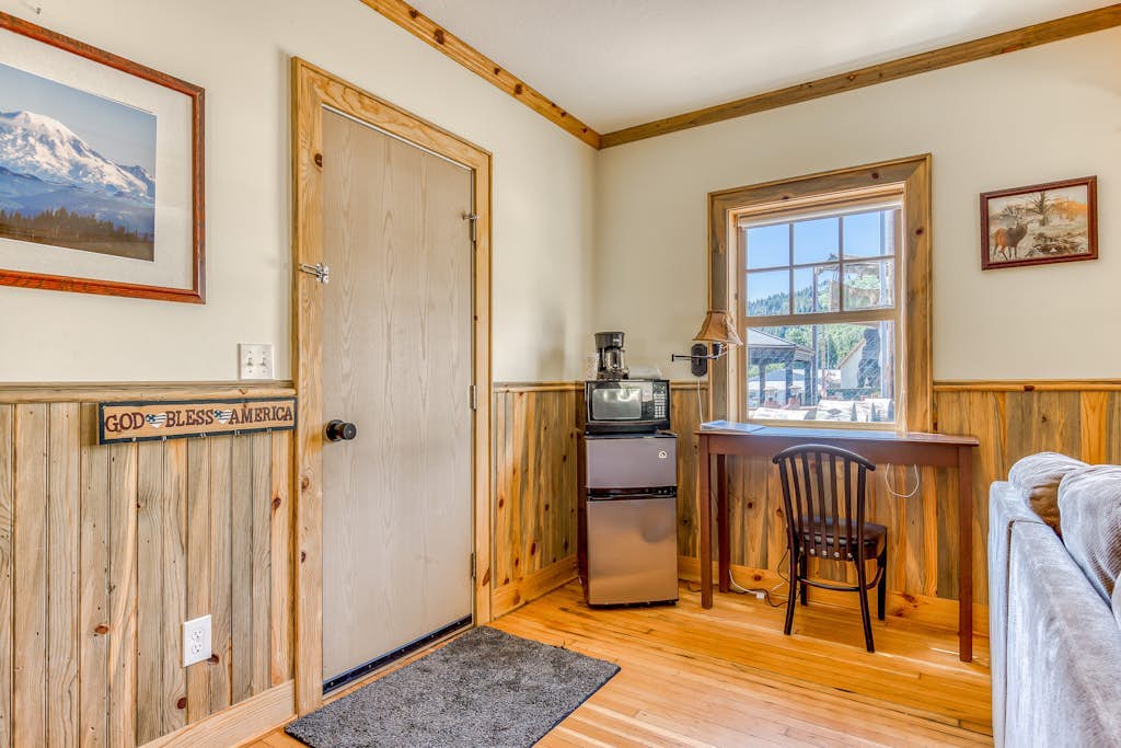 2-story dog-friendly cabin near White Salmon River with mtn views, courtyard, AC