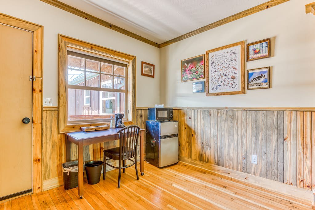 Mountain & valley-view dog-friendly cabin with courtyard, partial AC, and WiFi