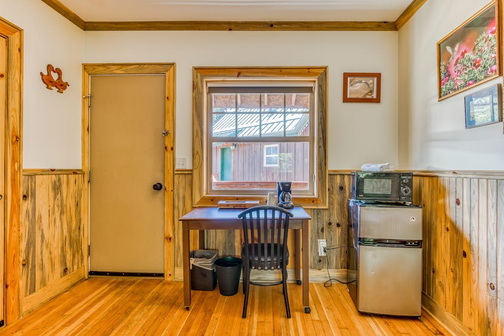 Mountain & valley-view dog-friendly cabin with courtyard, partial AC, and WiFi