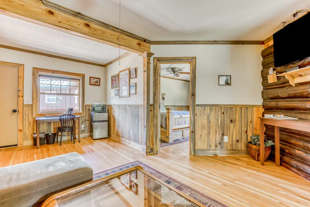 The Logs Birds Paradise