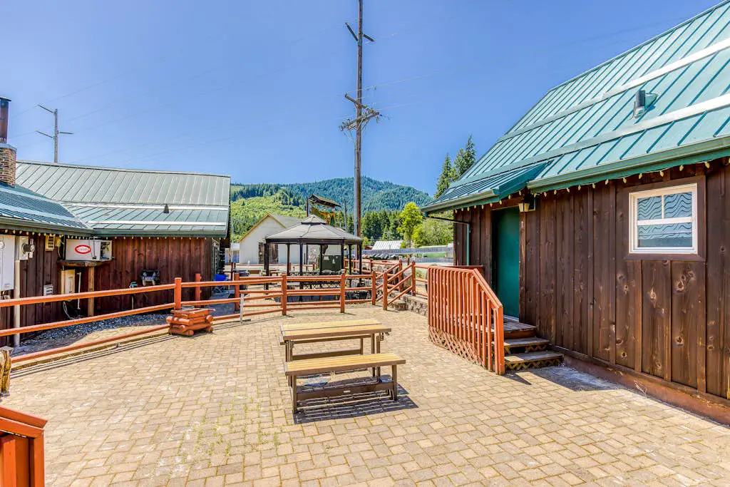 The Logs Birds Paradise