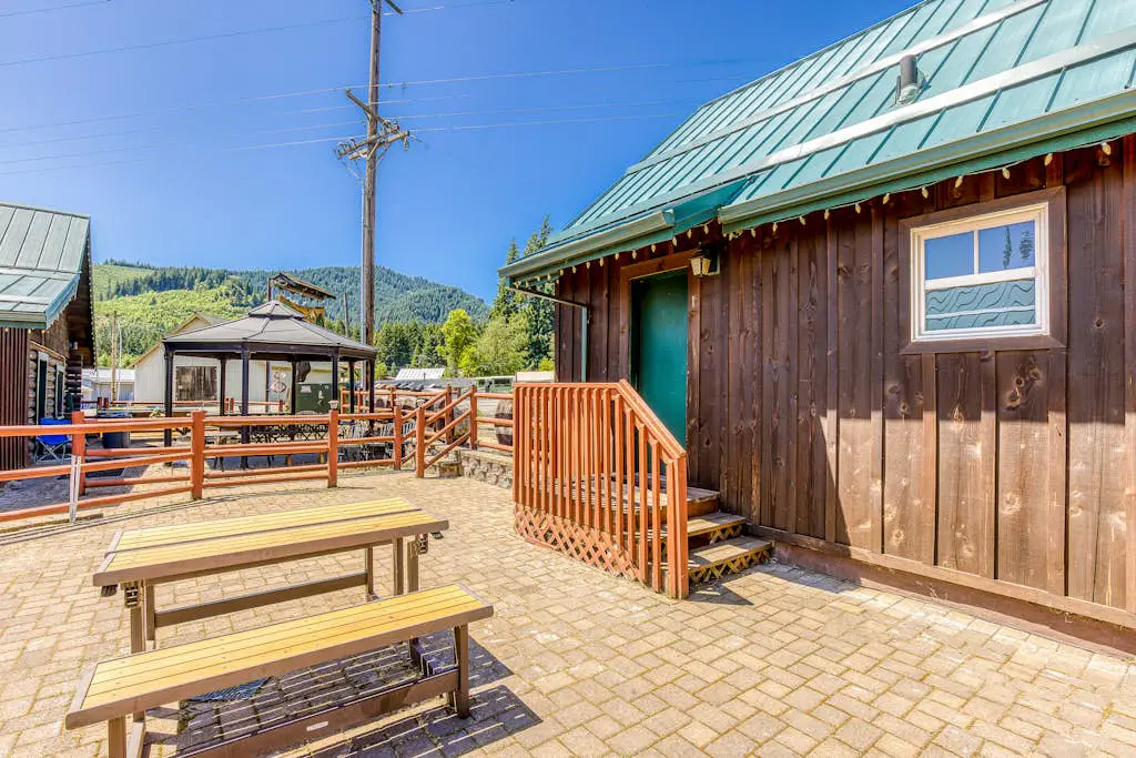 The Logs Birds Paradise