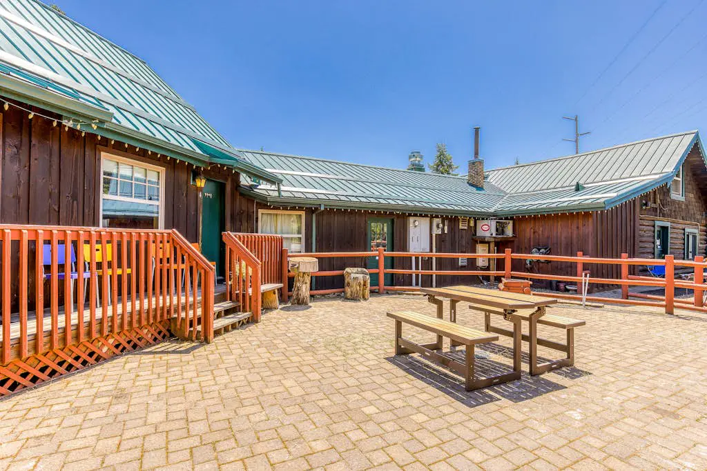 The Logs Birds Paradise