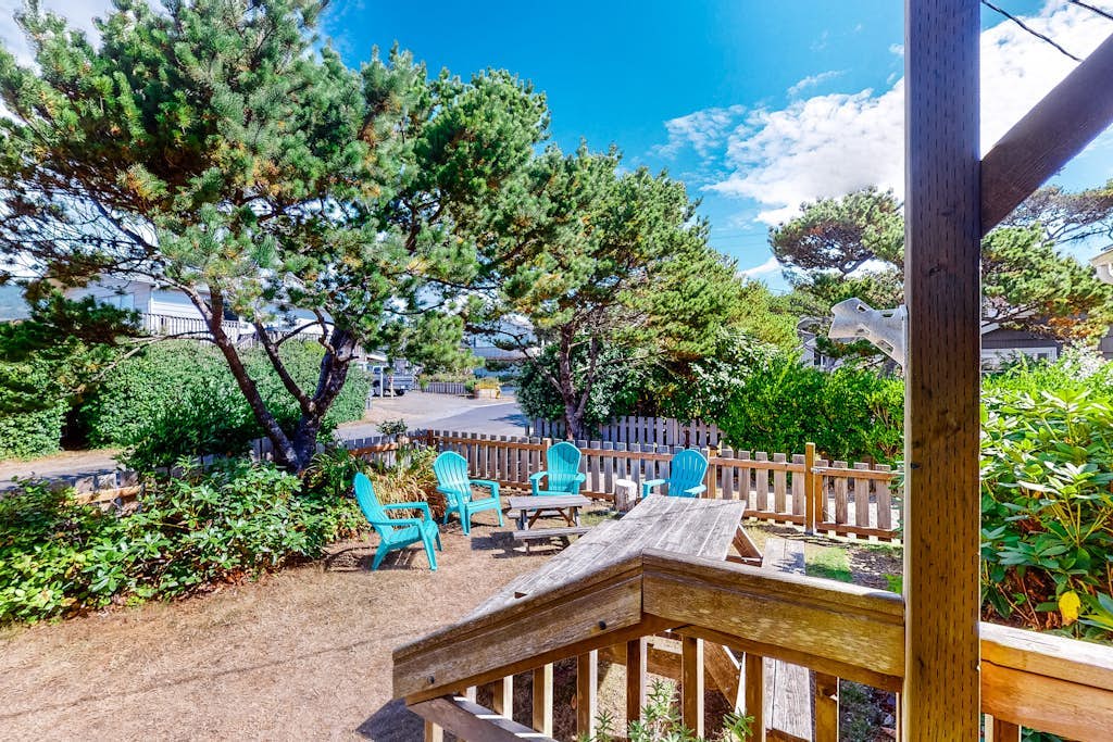 Dog-friendly home with beach access, washer/dryer, fireplace - near golf