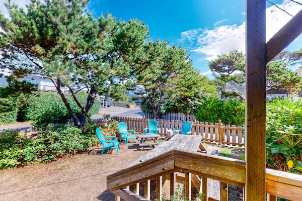 Dog-friendly home with beach access, washer/dryer, fireplace - near golf