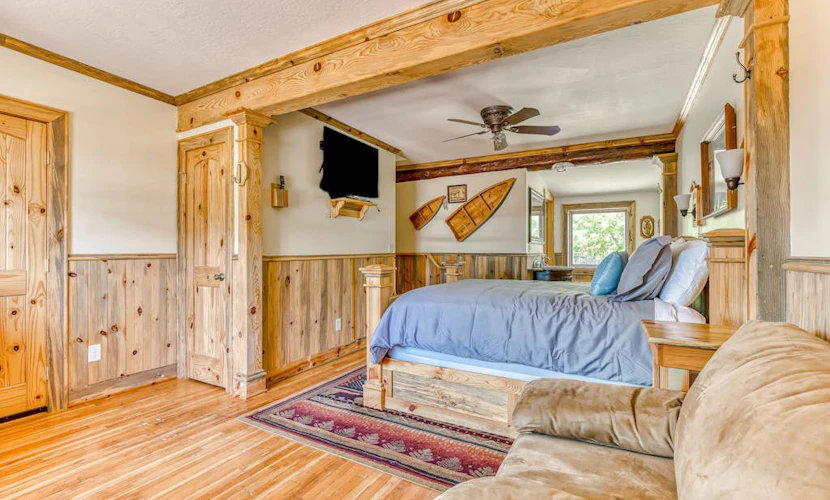 2-story dog-friendly cabin with mtn & valley views, courtyard, WiFi, partial AC