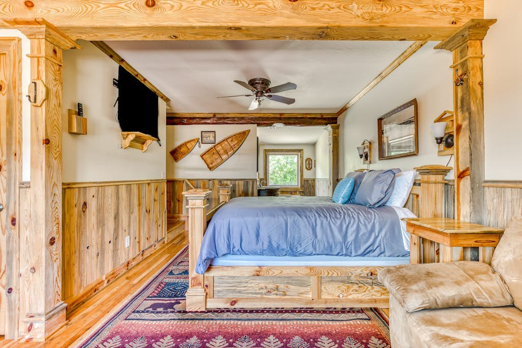 2-story dog-friendly cabin with mtn & valley views, courtyard, WiFi, partial AC