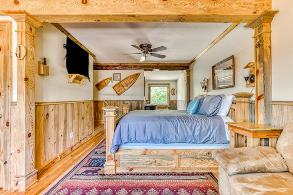 2-story dog-friendly cabin with mtn & valley views, courtyard, WiFi, partial AC