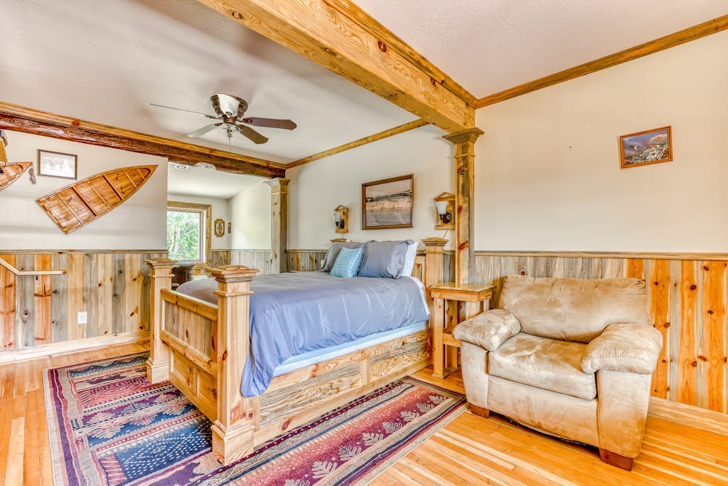 2-story dog-friendly cabin with mtn & valley views, courtyard, WiFi, partial AC