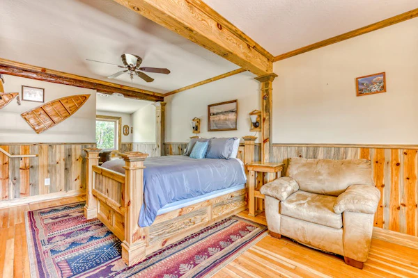 2-story dog-friendly cabin with mtn & valley views, courtyard, WiFi, partial AC