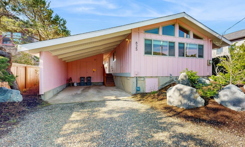 Discover Tranquil Oceanfront Relaxation in Manzanita near beach W/Hot Tub